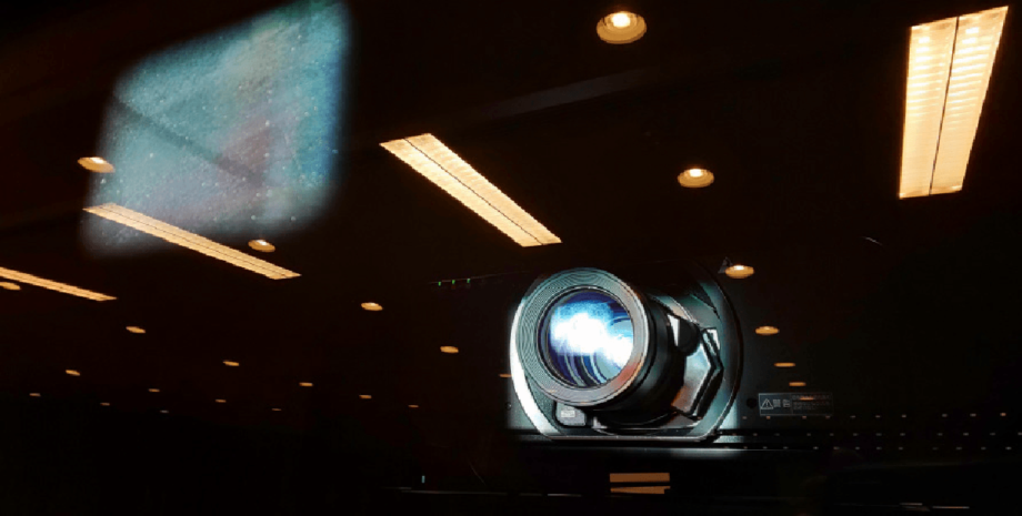 大型プロジェクター　投影