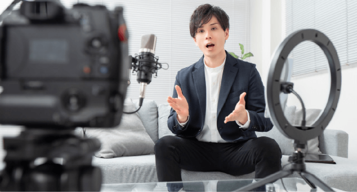 ライブ配信している男性