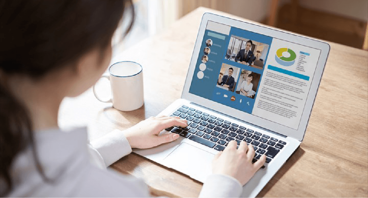 Web会議に参加する女性