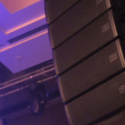 ラインアレイスピーカー　天井吊りスピーカー